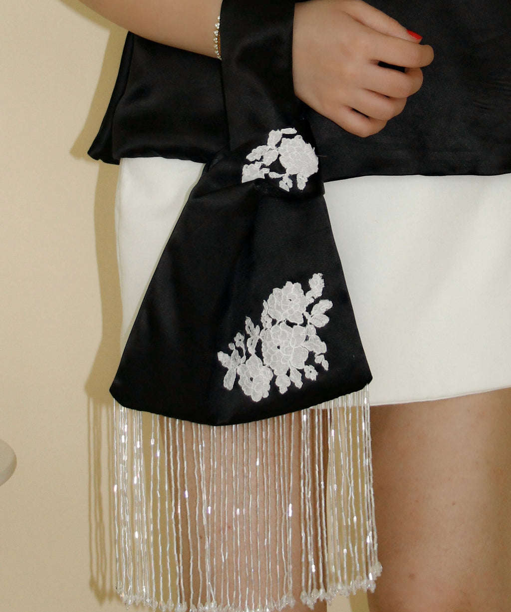 Audrer Knot Bag in Black