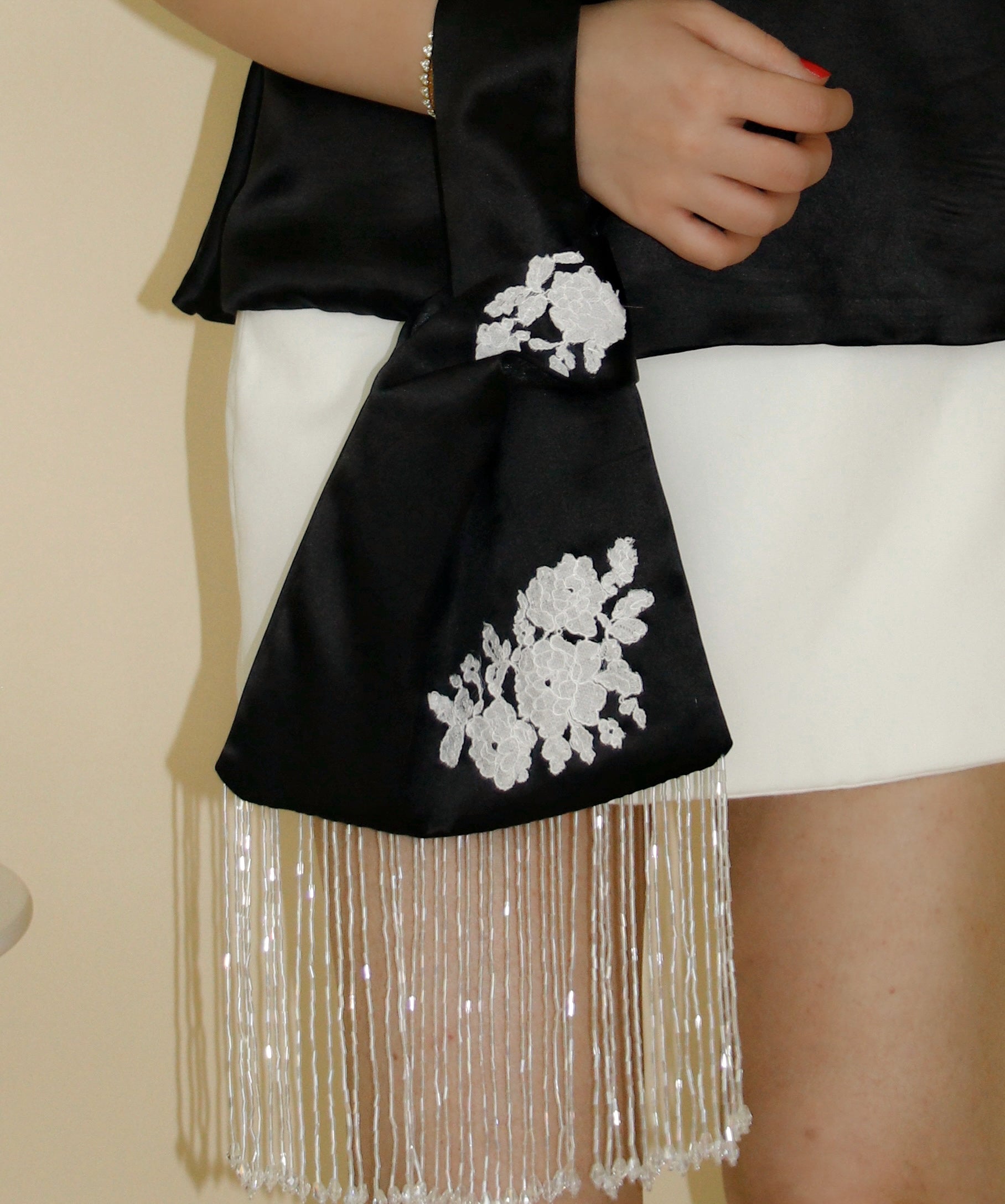 Audrer Knot Bag in Black