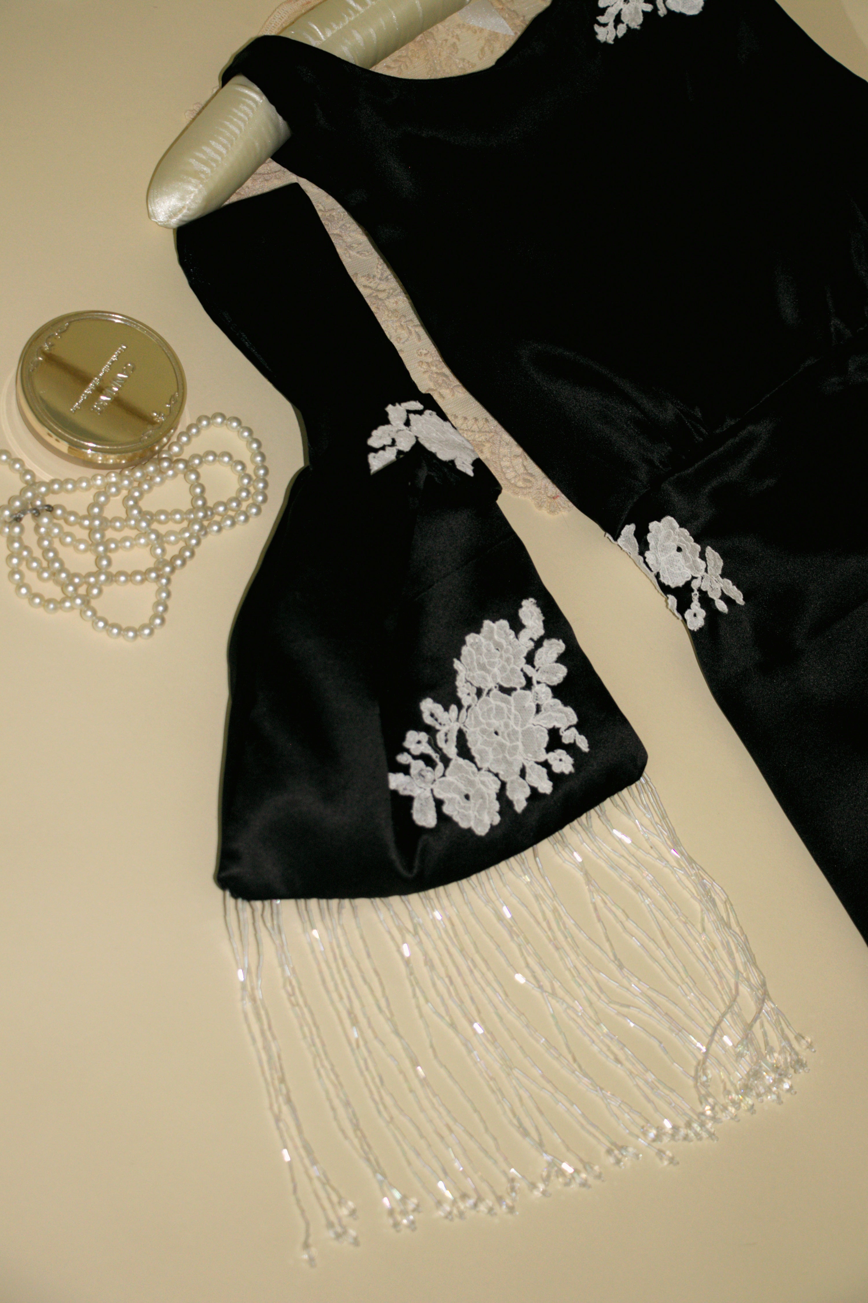 Audrer Knot Bag in Black