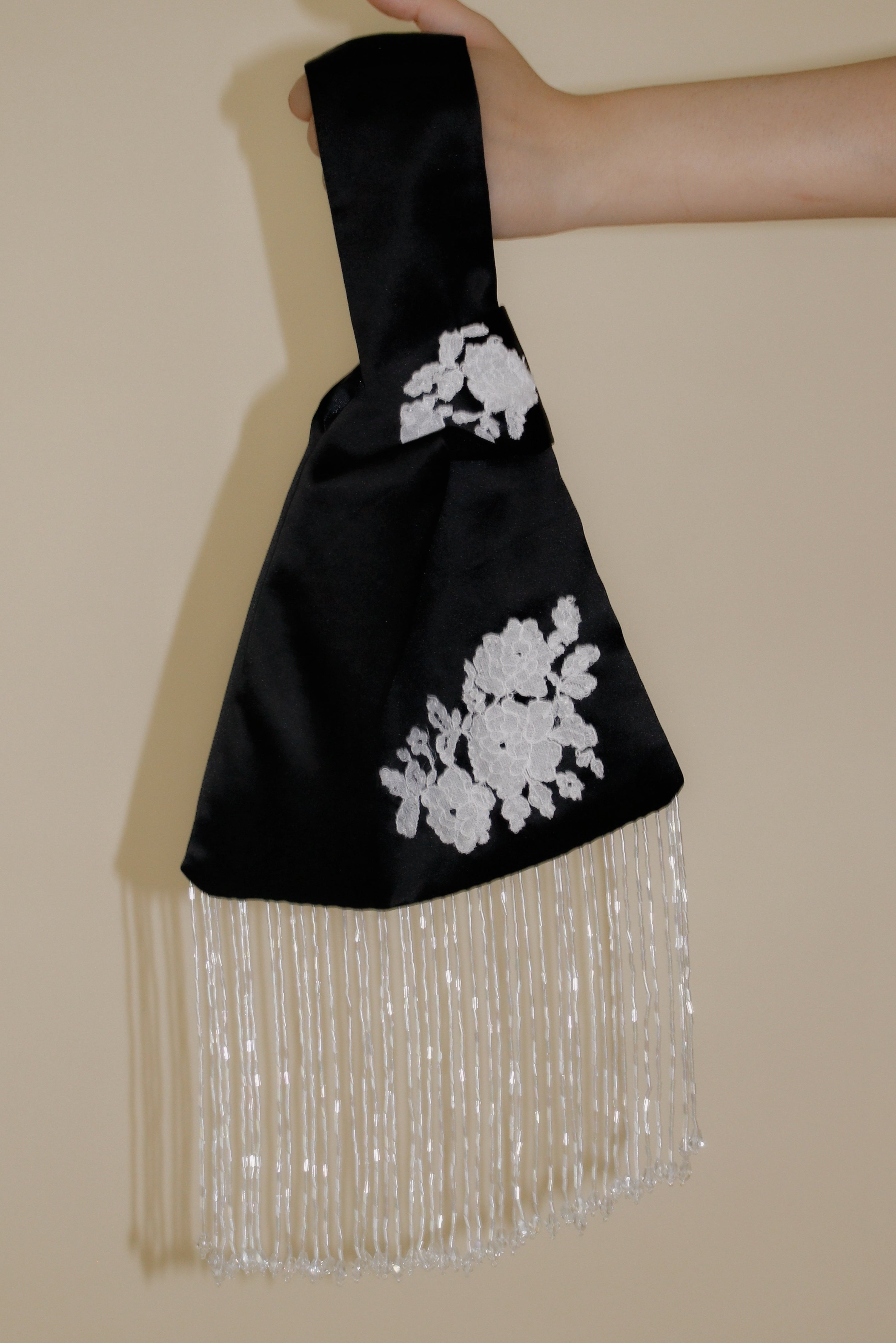 Audrer Knot Bag in Black